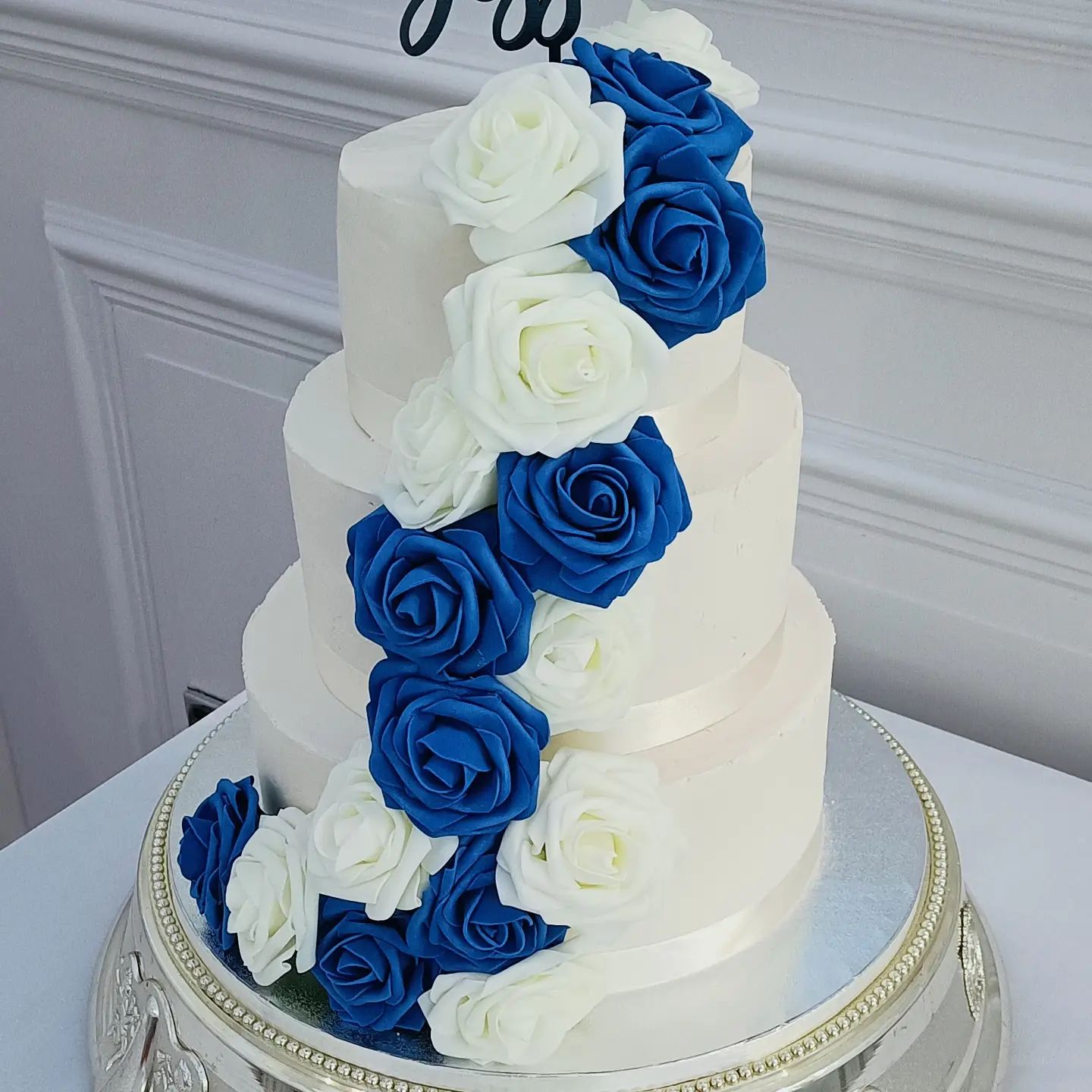 blue-white-rose-wedding-cake